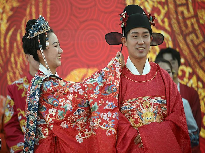 **CHINESE MAINLAND, HONG KONG, MACAU AND TAIWAN OUT** Young couples dressed in traditional Hanfu clothes attend a group wedding in Nanjing City, east China's Jiangsu Province, 19 May, 2024. (Photo by ChinaImages/Sipa USA) Credit: Sipa US/Alamy Live News 2X849KT **CHINESE MAINLAND, HONG KONG, MACAU AND TAIWAN OUT** Young couples dressed in traditional Hanfu clothes attend a group wedding in Nanjing City, east China's Jiangsu Province, 19 May, 2024. (Photo by ChinaImages/Sipa USA) Credit: Sipa US/Alamy Live News