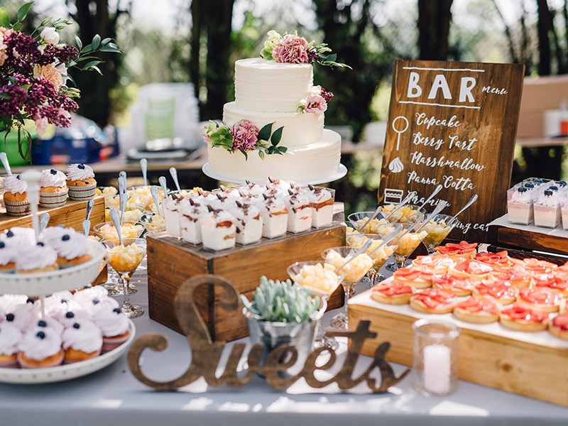 Candy,Bar.,White,Wedding,Cake,Decorated,By,Flowers,Standing,Of