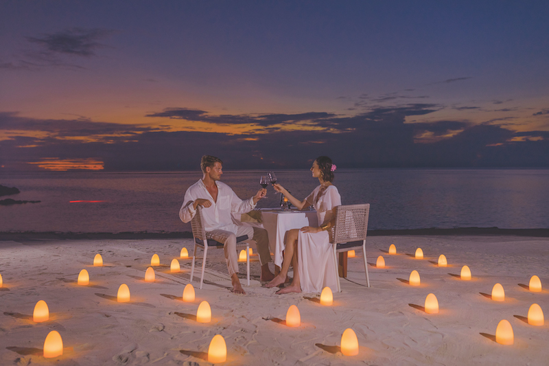 VARU BY ATMOSPHERE - LIFESTYLE - SUNSET DINNER 02 VARU BY ATMOSPHERE - LIFESTYLE - SUNSET DINNER 02