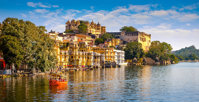 City Palace and Pichola lake in Udaipur, Rajasthan, India, Asia