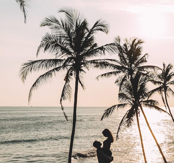 a,couple,in,love,meets,a,sunset,on,the,sea