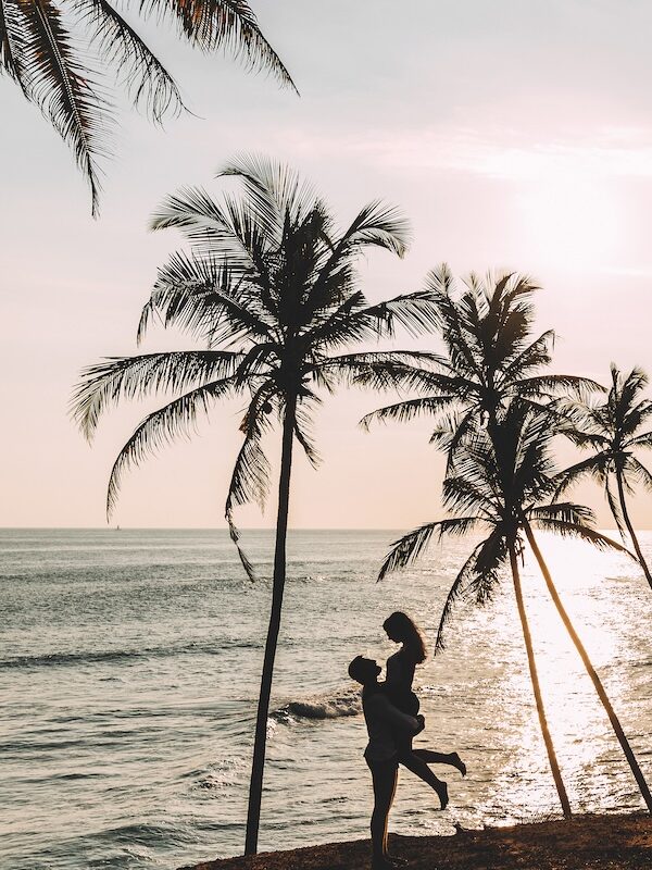 a,couple,in,love,meets,a,sunset,on,the,sea